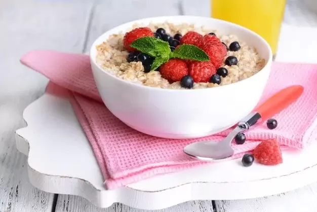 The lazy diet menu includes oatmeal with berries for breakfast. 