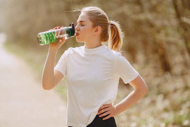 To have a flat stomach, you need to follow a drinking regimen and consume enough water. 