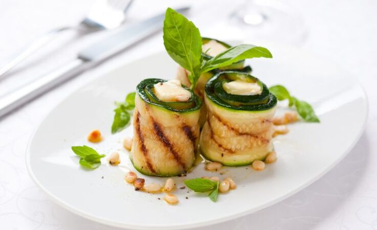 You can dine with gout with fragrant zucchini rolls with cottage cheese. 